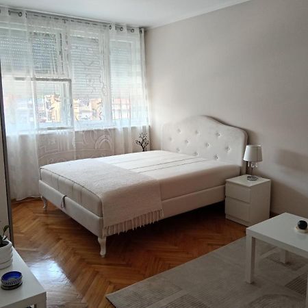 Red Square Apartment Пирот Екстериор снимка