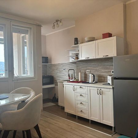 Red Square Apartment Пирот Екстериор снимка