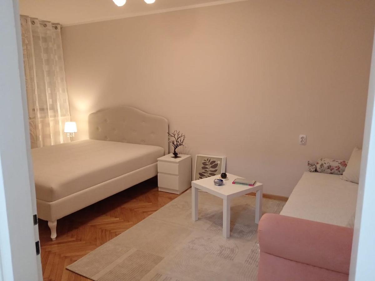 Red Square Apartment Пирот Екстериор снимка