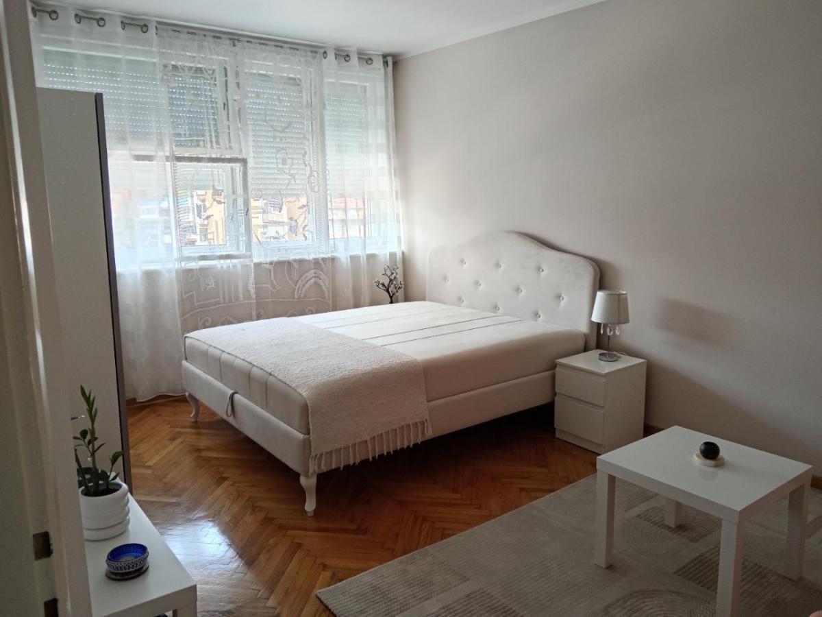 Red Square Apartment Пирот Екстериор снимка