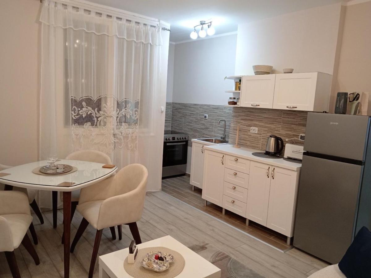 Red Square Apartment Пирот Екстериор снимка