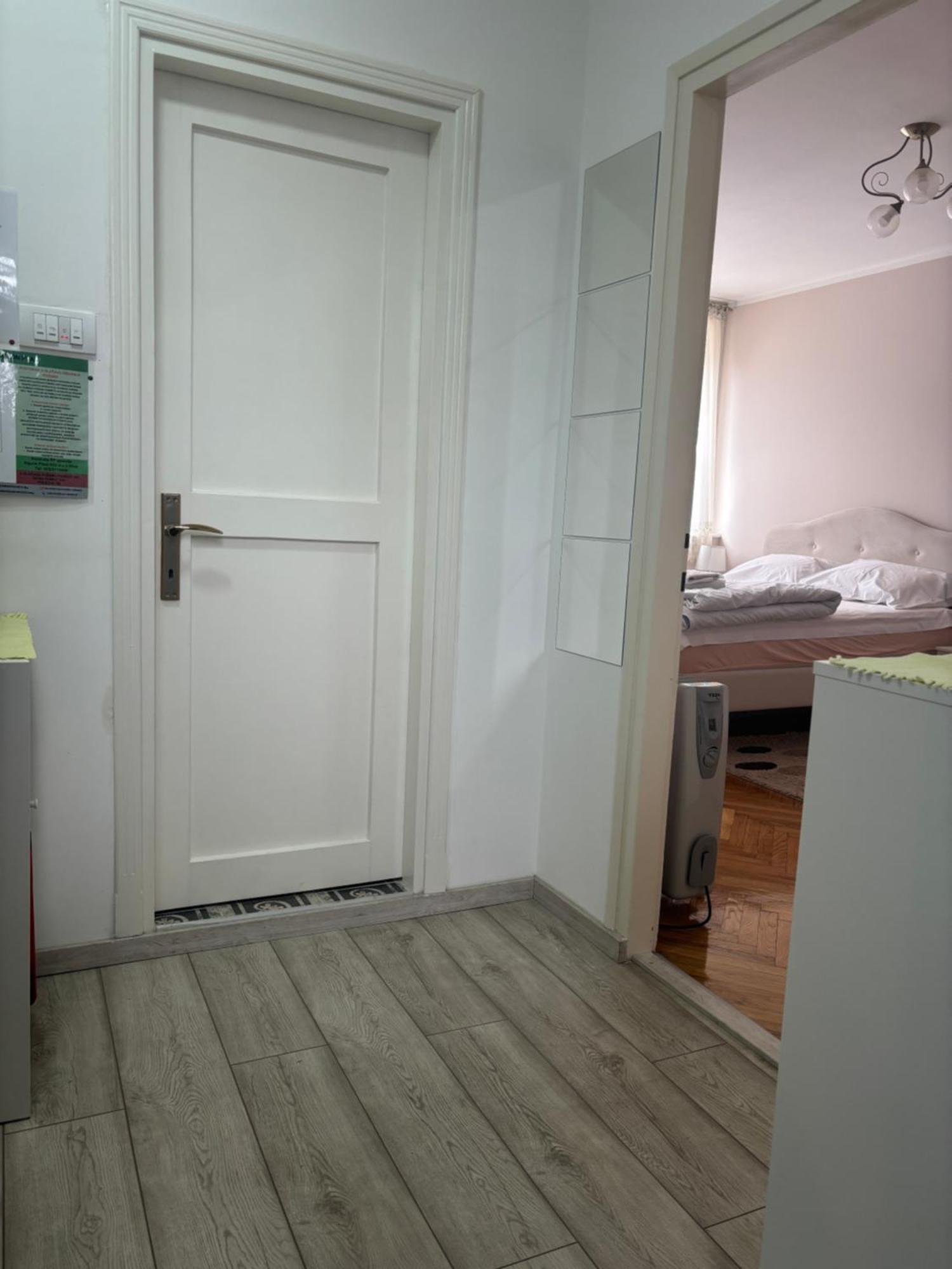 Red Square Apartment Пирот Екстериор снимка