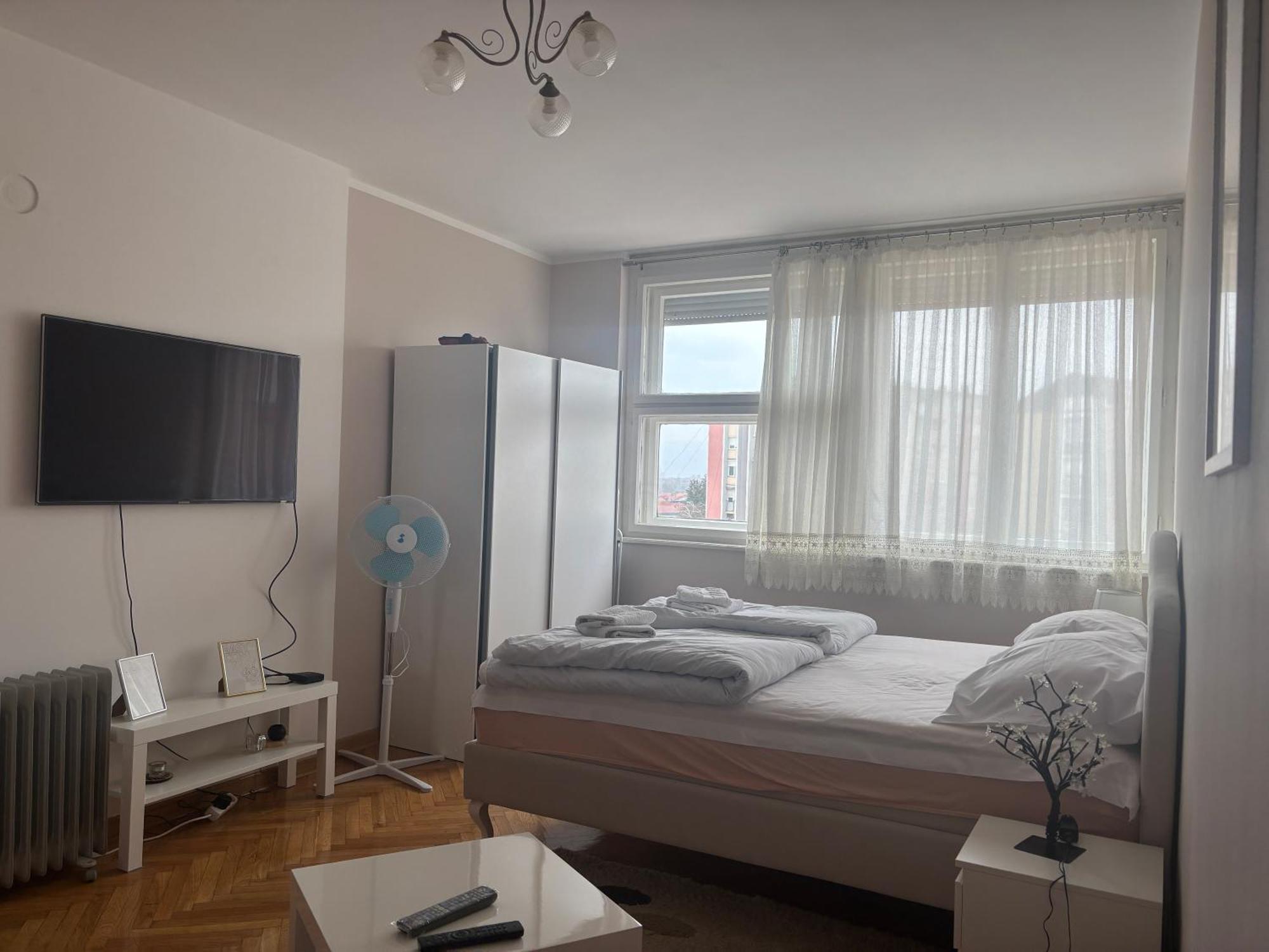 Red Square Apartment Пирот Екстериор снимка