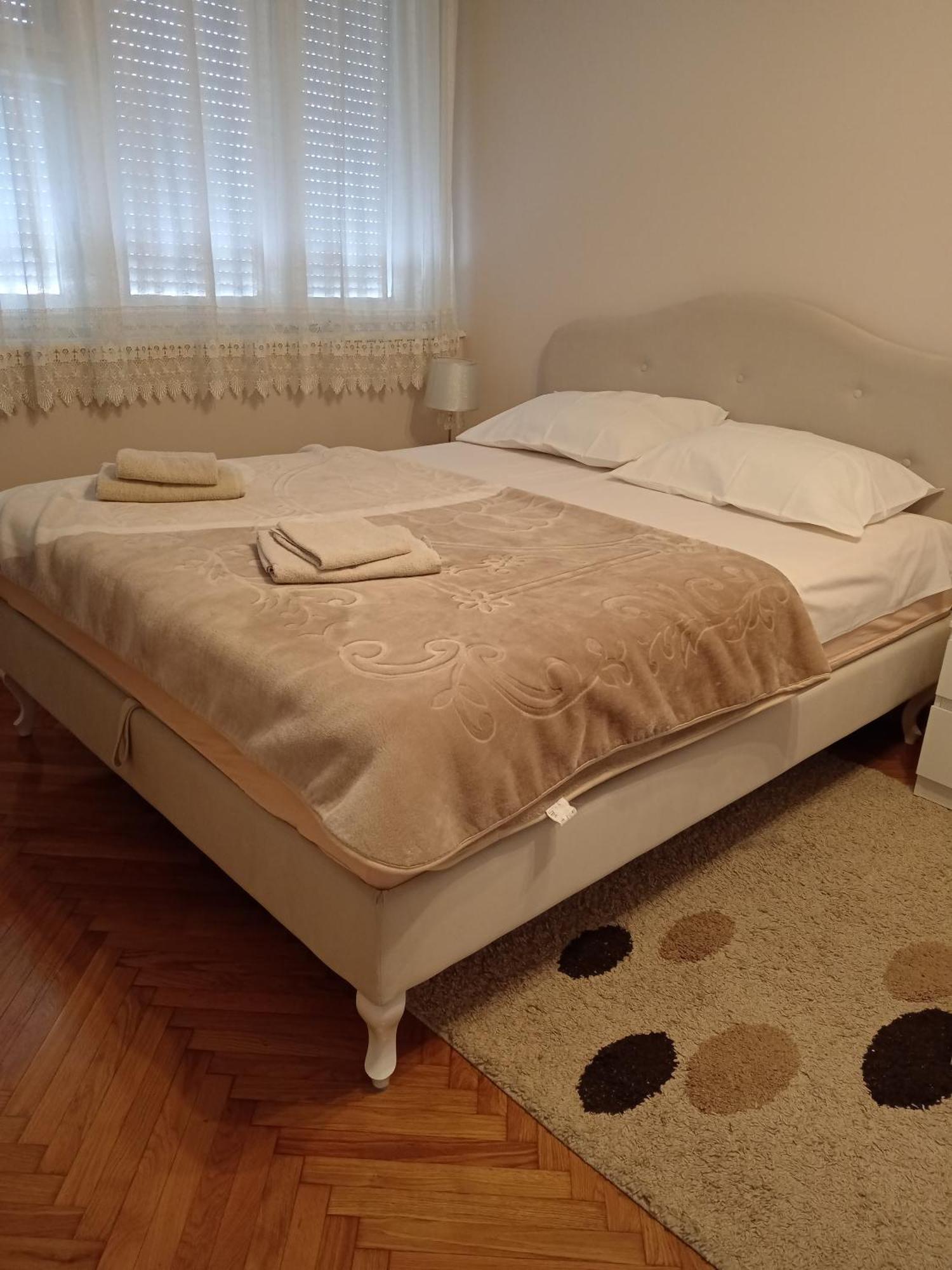 Red Square Apartment Пирот Екстериор снимка